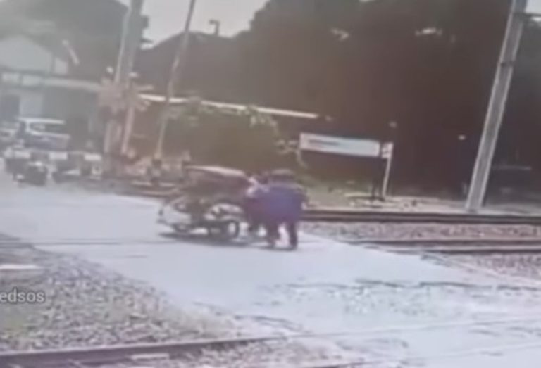 Aksi Sigap Pria Selamatkan Sopir Becak Motor di Rel Saat Kereta Akan Melintas