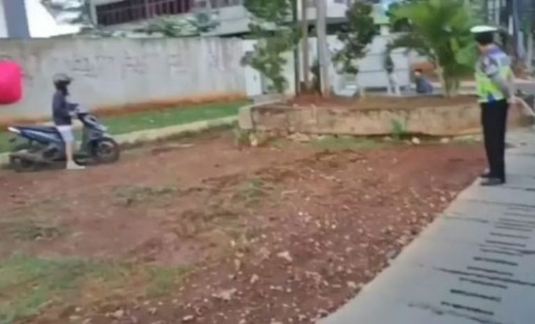 Apes Pengendara Motor Coba Kabur Saat Ada Razia Tancap Gas Malah Terguling