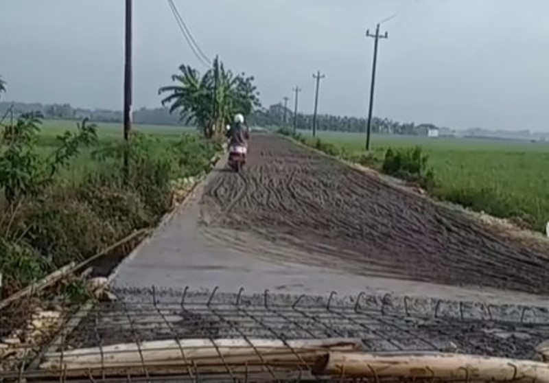 Bertahun tahun Nunggu Diperbaiki Pengendara Malah Nekat Terobos Jalan Cor Saat Masih Basah