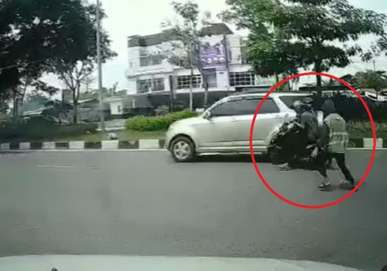 Detik detik Aksi Heroik Tukang Parkir Tendang 2 Jambret yang Coba Kabur Naik Motor