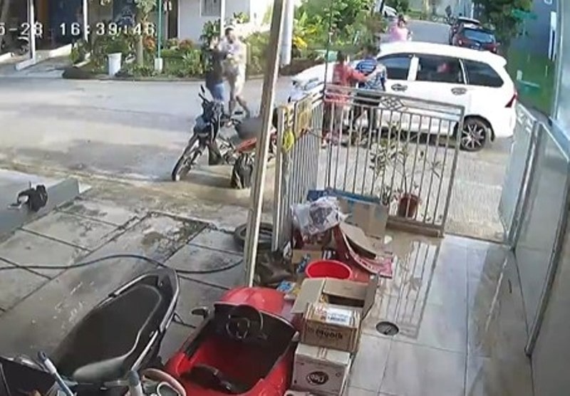 Ditegur Gegara Ngebut Pengemudi Mobil Malah Ngamuk hingga Tonjok Warga