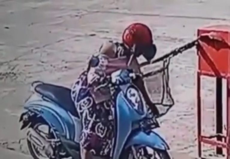 Emak emak Pemotor Terciduk Diduga Ambil Uang Sumbangan di Jaring Bikin Tepuk Jidat