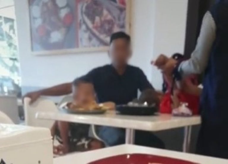 Ibu Nekat Ganti Popok Anak di Atas Meja Makan Restoran Bikin Pengunjung Lain Jijik