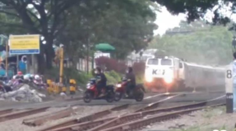 Kelewat Nekat 3 Pemotor Terobos Palang Perlintasan Saat Kereta Sudah Dekat