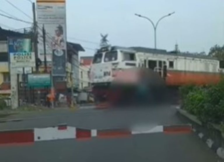 Ngeri Detik detik Pengendara Motor di Karawang Tertabrak Kereta Usai Terobos Palang