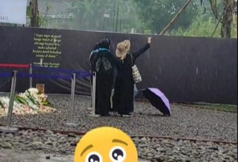 Panen Kecaman 3 Emak emak Asyik Selfie di Depan Makam Eril