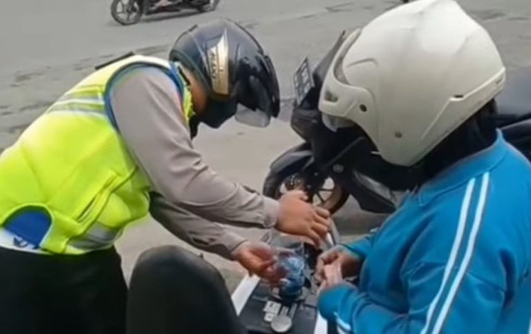 Panutan Seorang Polisi Tolong Emak emak yang Habis Bensin di Perjalanan