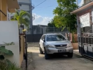 Screenshot Mobil Tetangga Parkir di Jalan Umum