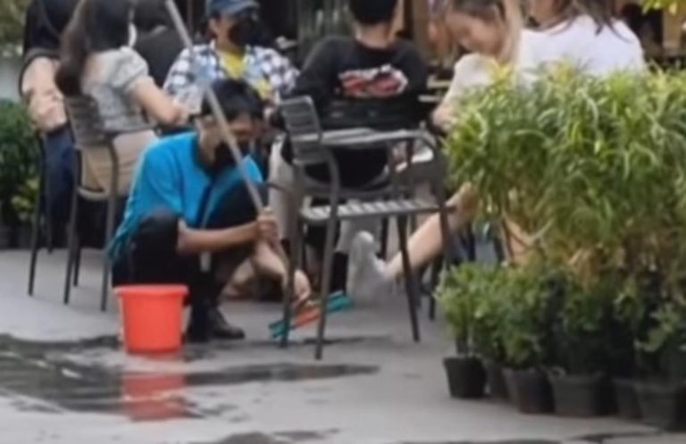 Sempat Viral Ini Klarifikasi Soal Video Cleaning Service Bersihkan Sepatu Pengunjung Mal