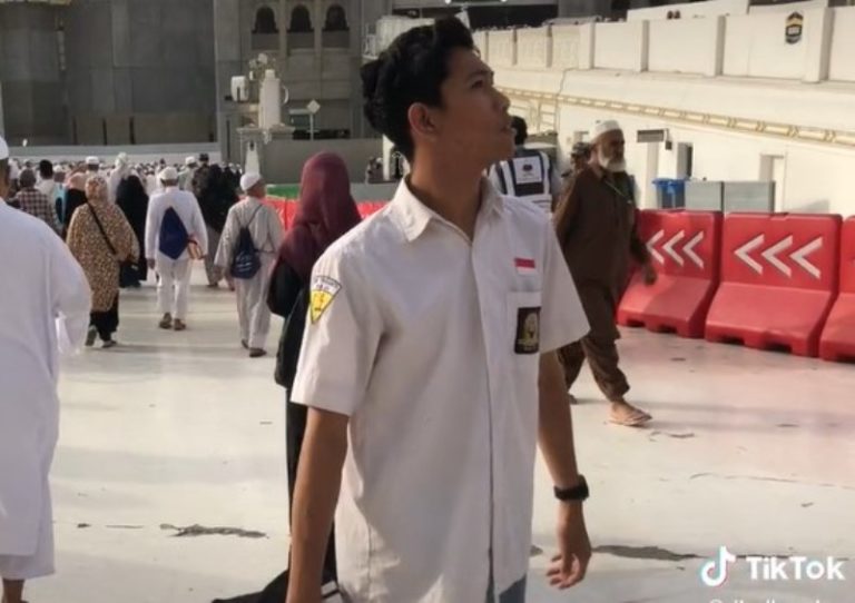 Serasa Lagi Bolos Sekolah Remajaini Pakai Seragam SMA Saat ke Mekkah