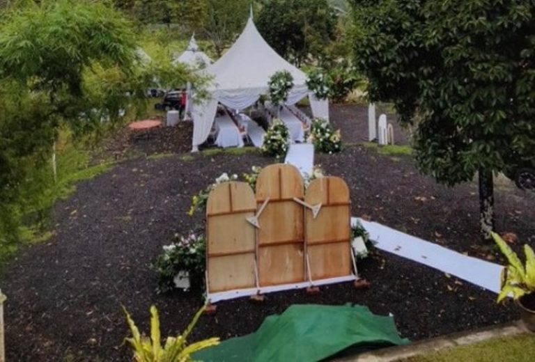 Sewa Venue Pernikahan Keluarga Pengantin Lancang Ganti Rumput dengan Aspal Tanpa Izin