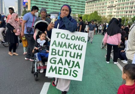 Viral Aksi Ibu Minta Pelegalan Ganja Medis Saat CFD di Jakarta Demi Anaknya