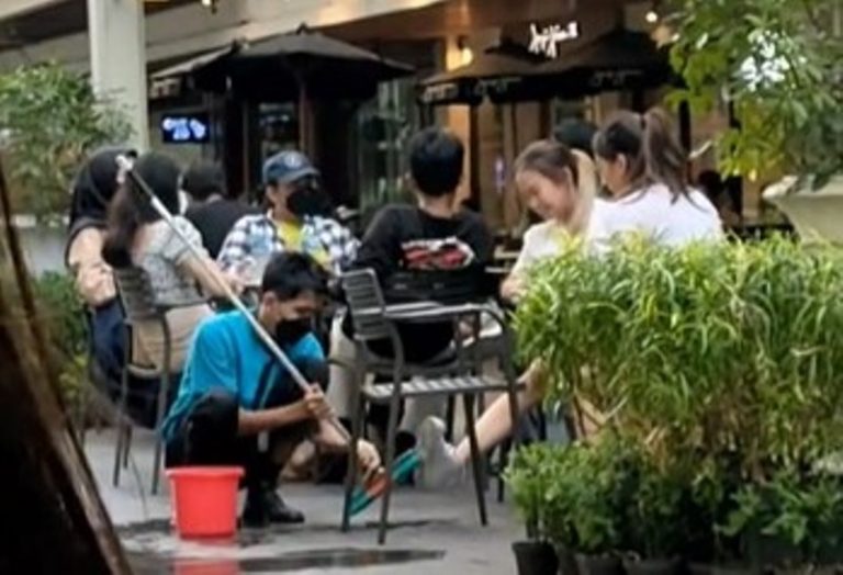 Viral Petugas Kebersihan Diminta Bersihkan Sepatu Pengunjung Mal Bikin Miris