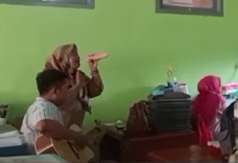 Viral Video Guru SMK Cover Lagu Tak Ingin Usai Suaranya Bikin Terpukau