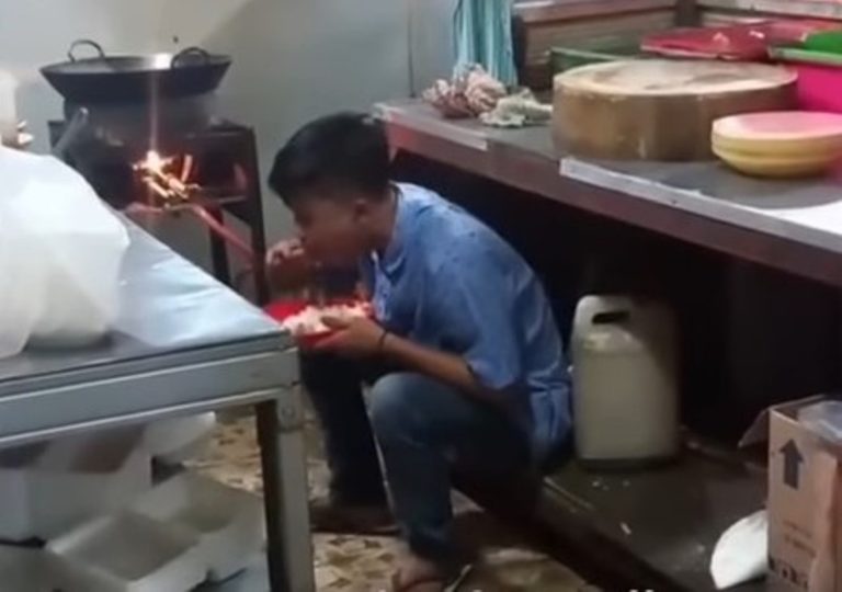 Bikin Sedih Seorang Karyawan Restoran Tetap Lahap Meski Hanya Makan Nasi Putih