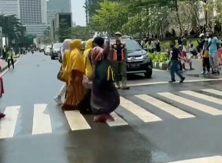 Bukan Hanya ABG Sekelompok Emak emak ini Ikutan Catwalk di Zebra Cross