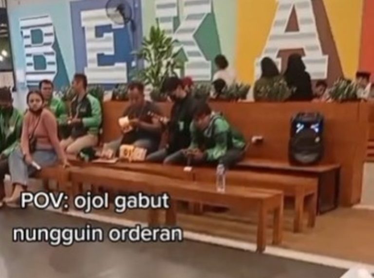 Daripada Gabut Saat Antre Orderan Para Driver Ojol Pilih Lakukan Hal ini - Ojol Lipat Paper Box