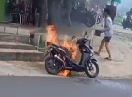 Detik detik Sebuah Motor Terbakar di Depan Bank CiJ Rancah