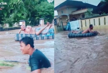 Dibawa Santai Pria ini Pilih Rebahan di Kasur yang Hanyut Terbawa Banjir