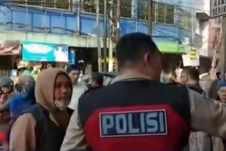 Ditegur Karena Lawan Arah Mahasiswi ini Malah Emosi hingga Tendang dan Gigit Polisi