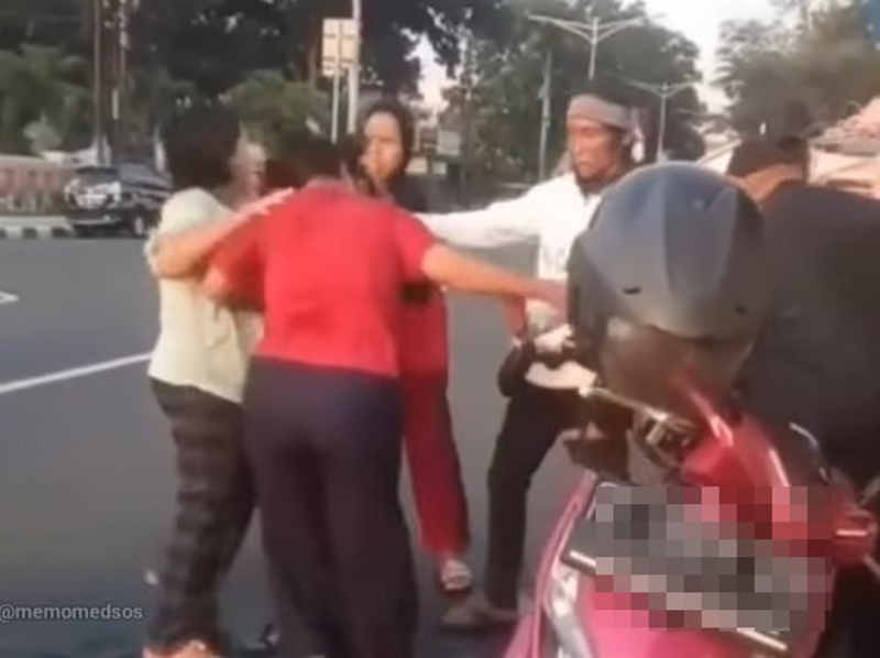 Duh Emak emak PKL Berkelahi di Alun alun Majalengka Diduga Rebutan Lapak Dagangan