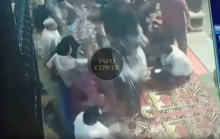 Duh! Pengendara Motor Terobos Acara Tahlilan Warga dan Lindas Sajian Makanan Duh Pengendara Motor Terobos Acara Tahlilan Warga dan Lindas Sajian Makanan