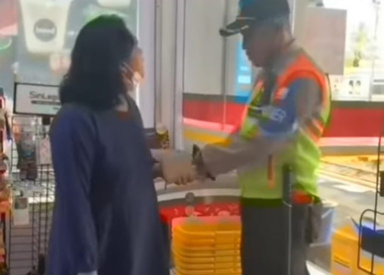 Emak emak Ketahuan Mencuri di Minimarket Tapi Ogah Ngaku Malah Nyolot ke Satpam