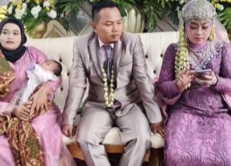 Istri Tua Dampingi Suami Nikah Lagi Ikut Duduk di Pelaminan Bareng Istri Muda