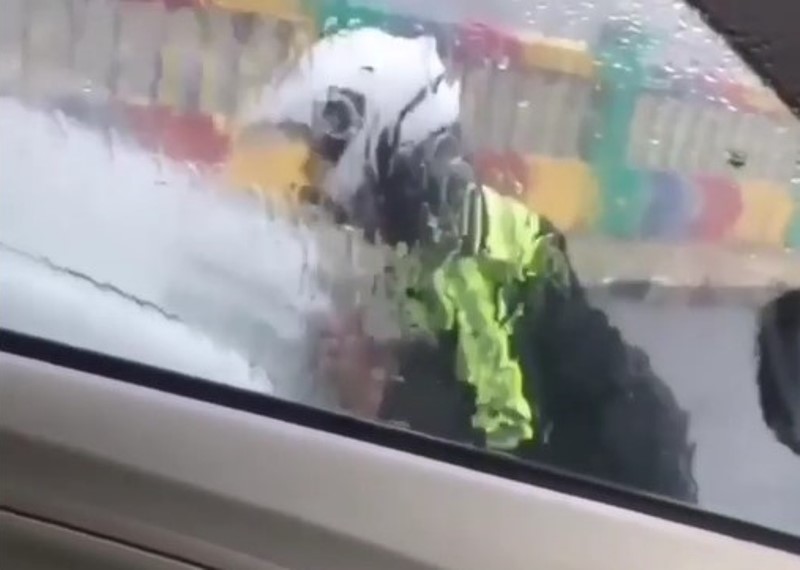 Meski Sedang Hujan Deras Polisi Tetap Sigap Bantu Dorong Mobil Mogok