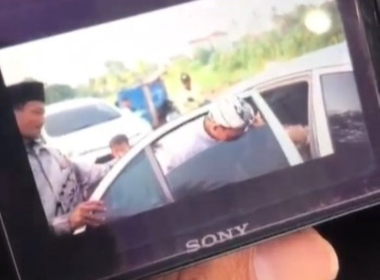 Apes dan Memalukan, Kepala Pengantin Pria Terjepit Jendela Mobil Saat Mau Keluar Momen Apes dan Memalukan Kepala Pengantin Pria Terjepit Jendela Mobil Saat Mau Keluar