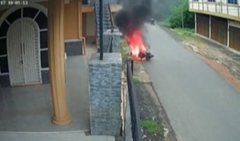 Ngeri Motor Emak emak ini Mendadak Terbakar Diduga Gegara Taruh HP di Jok