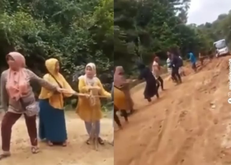 Ras Terkuat di Bumi Emak emak ini Kompak Tarik Bus yang Terjebak di Jalan Berlumpur