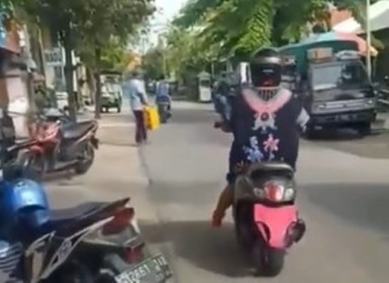 Sempat Viral Tutup Plat Motor Pakai Celana Dalam 4 Emak emak Didapuk Jadi Duta ETLE