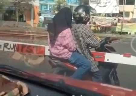 Tak Bisa Berkutik Lagi Pengendara Motor ini Terjebak di Palang Pintu Kereta Api