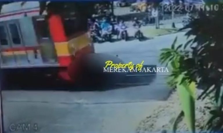 Tragis Driver Ojol Tewas Tertabrak Kereta Usai Nekat Terobos Palang Perlintasan