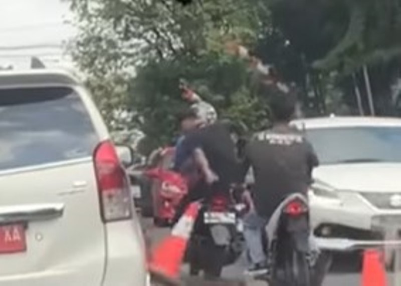 Unfaedah Sekelompok Pemuda Pengendara Motor Acak acak Cone Pembatas Jalan