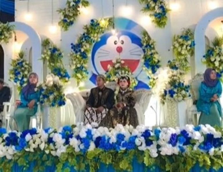 VIRAL Penampakan Dekorasi Pelaminan Tema Doraemon Pengantinnya Penggemar Berat