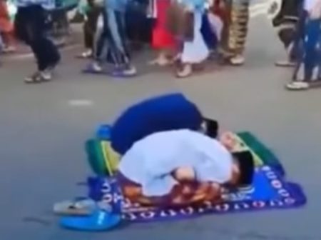 Viral 2 Pemuda Ketiduran Saat Salat Ied di Tengah Jalan Auto Jadi Tontonan
