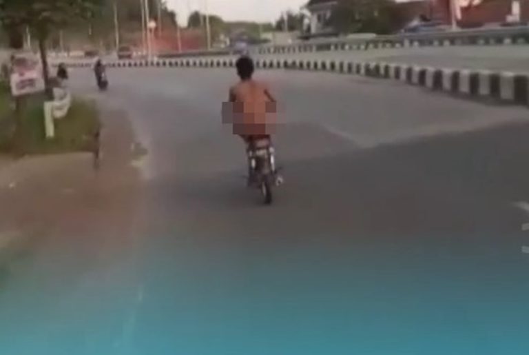 Viral Aksi Santuy Pria Naik Motor di Jalan Raya Sambil Telanjang