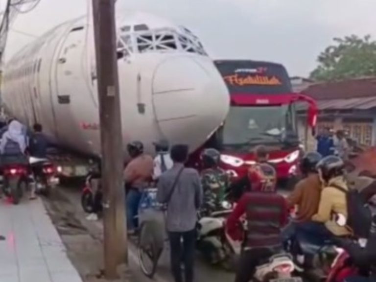 Viral Video Jalan Raya Parung Bogor Macet Parah Gegara Pesawat Lewat