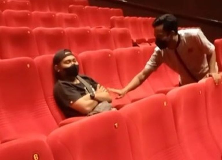 Yang Lain Asyik Nonton Pria ini Malah Ketiduran di Kursi Bioskop Sampai Film Selesai