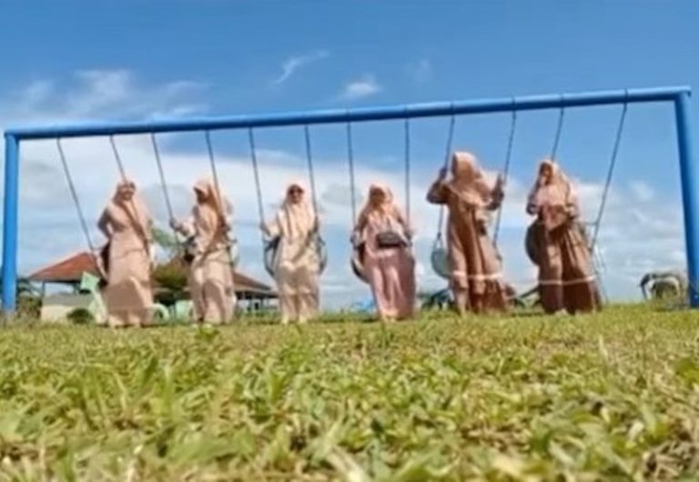 6 Wanita Bergamis Niat Bikin Video Naik Ayunan di Taman Endingnya Malah Apes