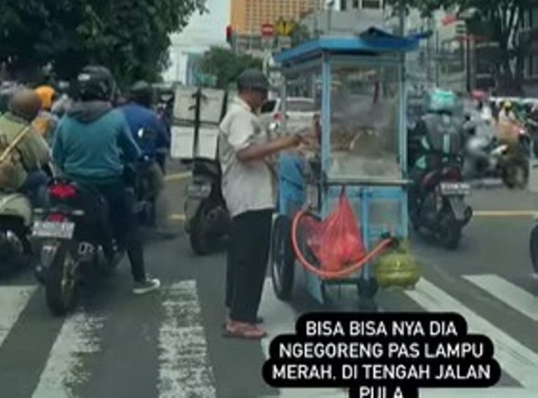 Ada ada Saja Pedagang Risol Terekam Santuy Goreng Dagangan di Zebra Cross