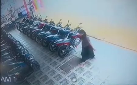 Aksi Emak emak Curi Motor di Showroom Hitungan Detik Motor Berhasil Digondol Tapi Malah Apes