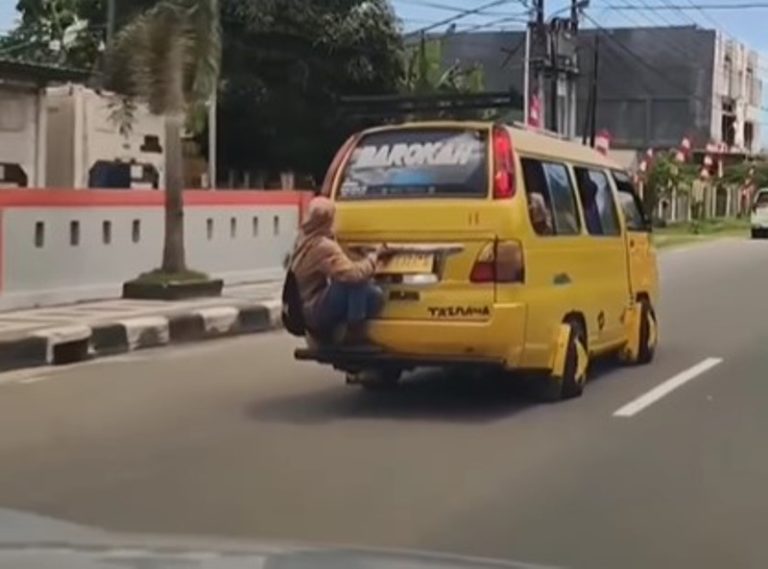 Aksi Nekat Pria Bergelantung di Body Belakang Angkot