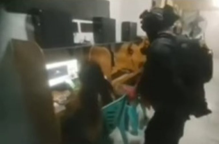 Asyik Main Judi Slot Sambil Nyanyi Emak emak Tak Sadar Lagi Digerebek Polisi