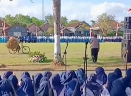 Bawa Jerami Seorang Petani Santuy Dorong Sepeda di Tengah Lapangan Upacara