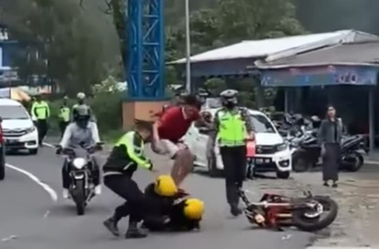 Detik-detik Pria Injak Kepala Pengendara Motor yang Hindari Razia Polisi Detik detik Pria Injak Kepala Pengendara Motor yang Hindari Razia Polisi