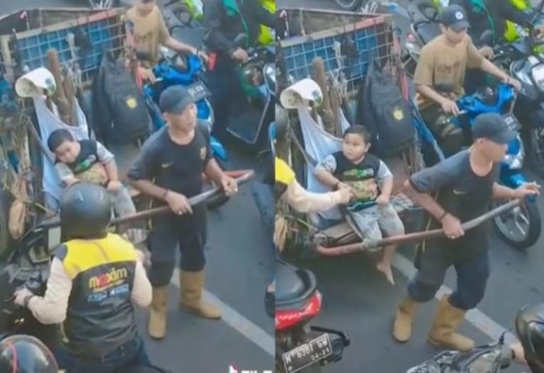 Driver Ojol Beri Uang ke Anak Petugas Kebersihan yang Naik Gerobak Auto Full Senyum