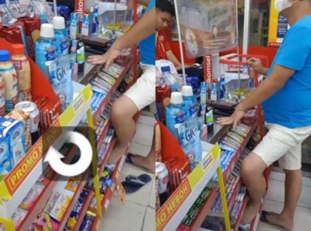 Gak Sopan Pria ini Injak Jajanan di Rak Kasir Minimarket Saat Bayar Belanjaan